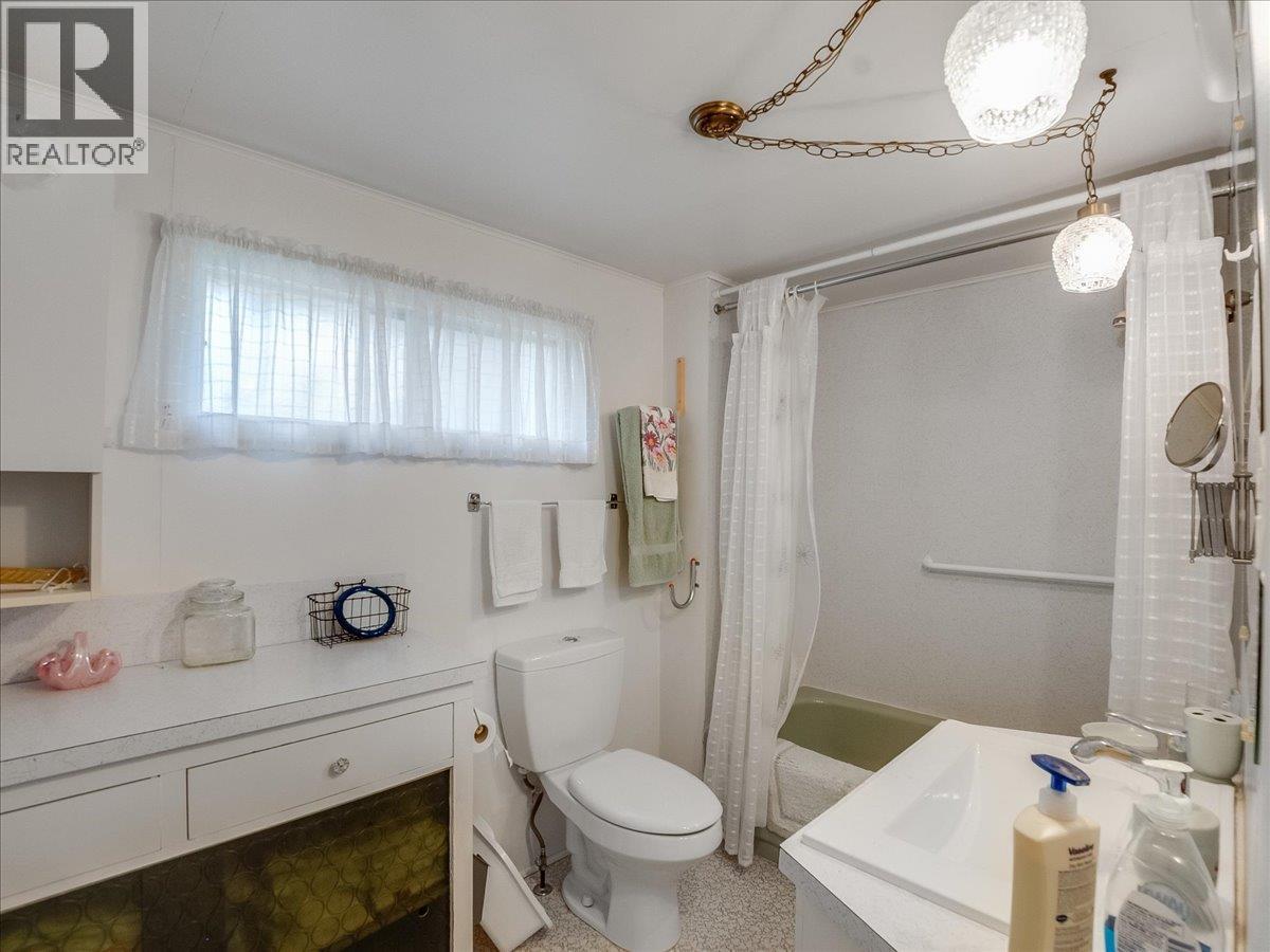 637 9th Avenue, Castlegar, British Columbia  V1N 1M5 - Photo 20 - 10384840