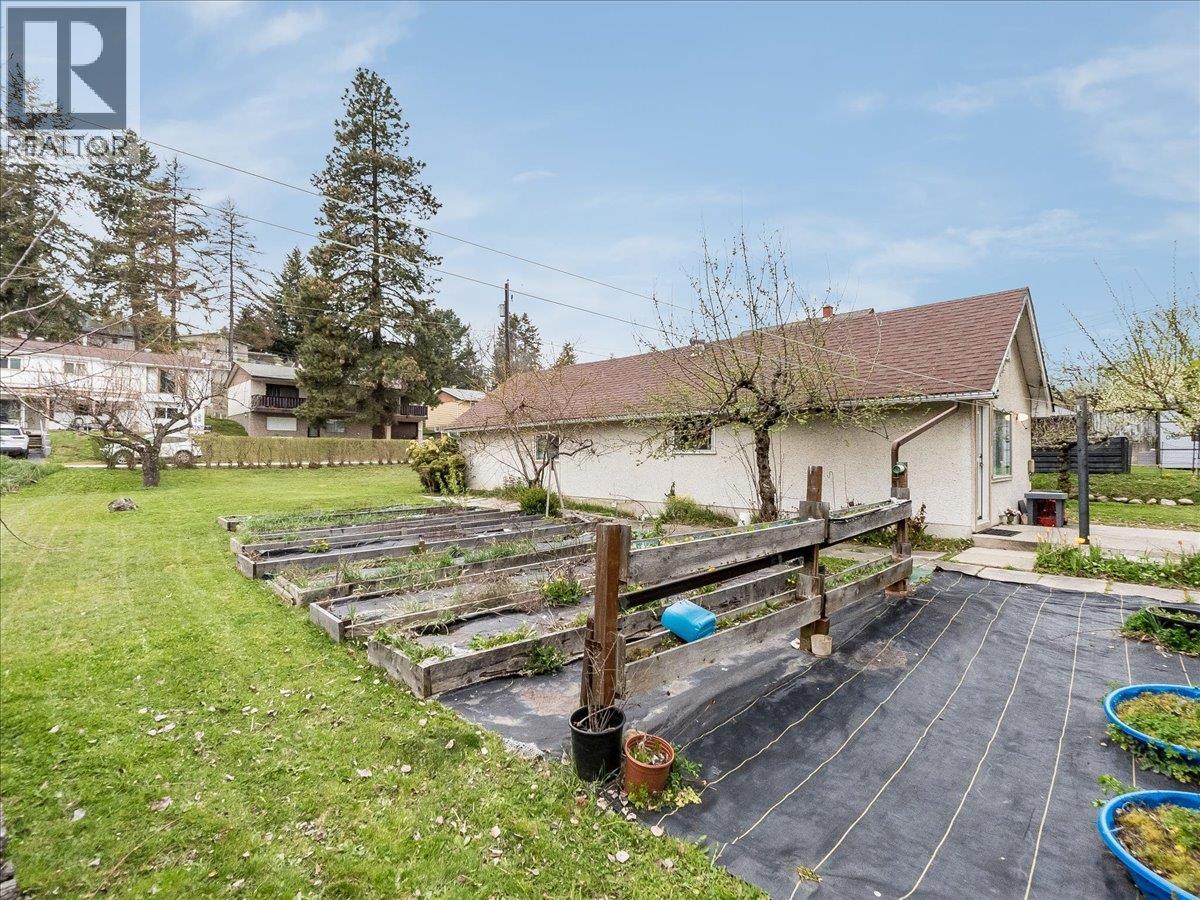 637 9th Avenue, Castlegar, British Columbia  V1N 1M5 - Photo 6 - 10384840