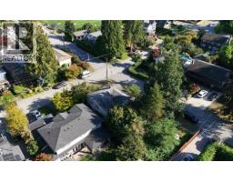 2405 LLOYD AVENUE, North Vancouver, British Columbia