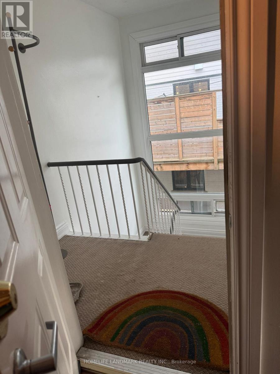 Upper - 213 Kenilworth Avenue, Toronto, Ontario  M4L 3S7 - Photo 8 - E13036614