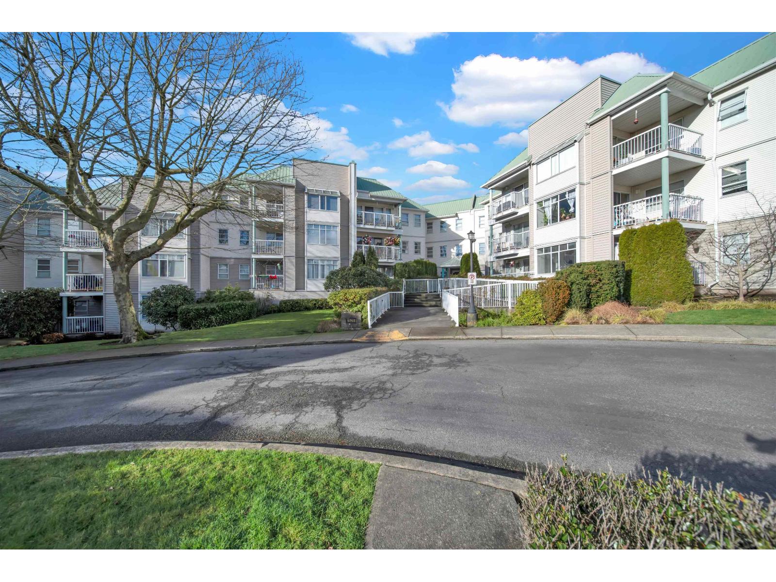 102 9765 140 Street, Surrey, British Columbia  V3T 5S5 - Photo 2 - R3115022