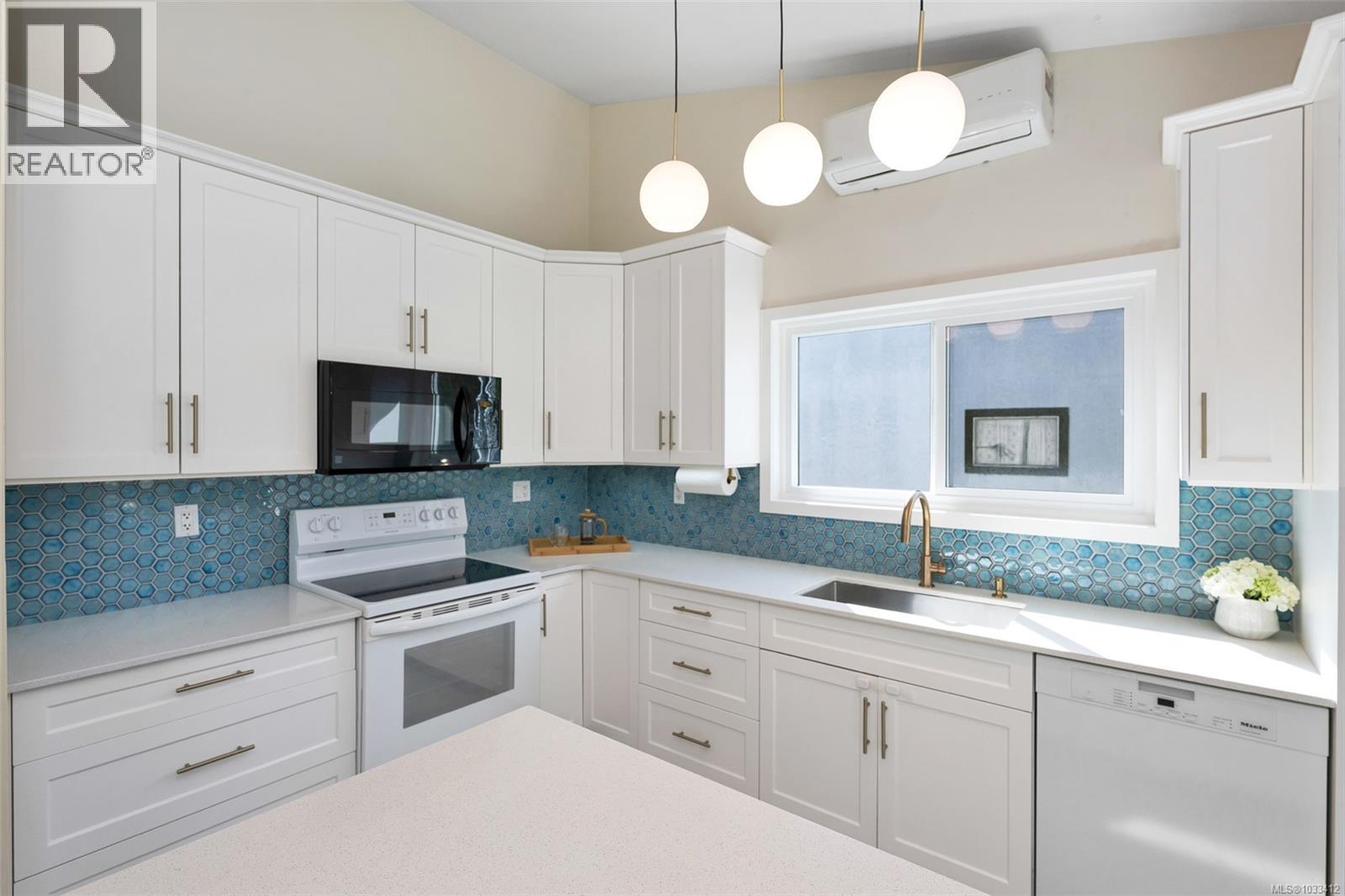 1826 Newton St, Saanich, British Columbia  V8R 2R4 - Photo 6 - 1033412