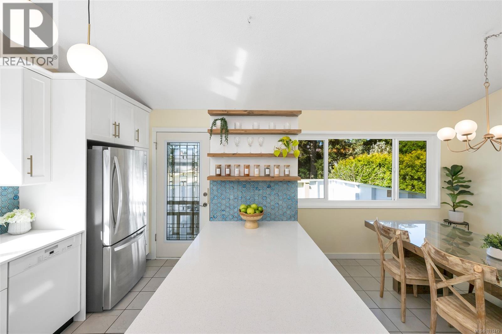 1826 Newton St, Saanich, British Columbia  V8R 2R4 - Photo 8 - 1033412