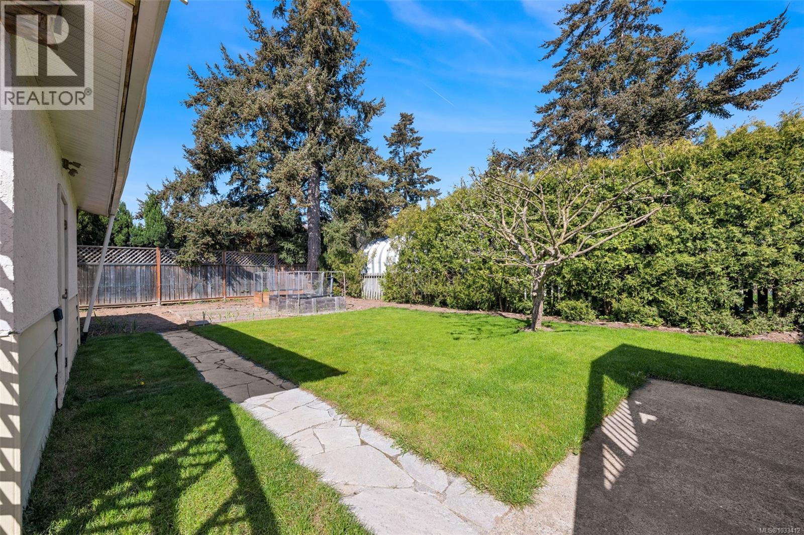 1826 Newton St, Saanich, British Columbia  V8R 2R4 - Photo 50 - 1033412