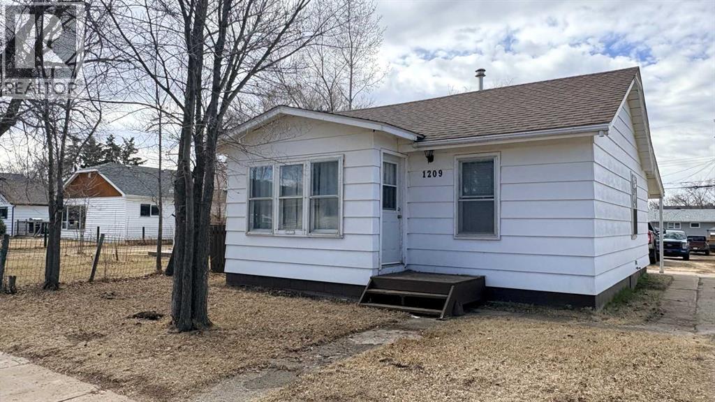 1209 5 Avenue, Wainwright, Alberta  T9W 1L8 - Photo 1 - A2303860