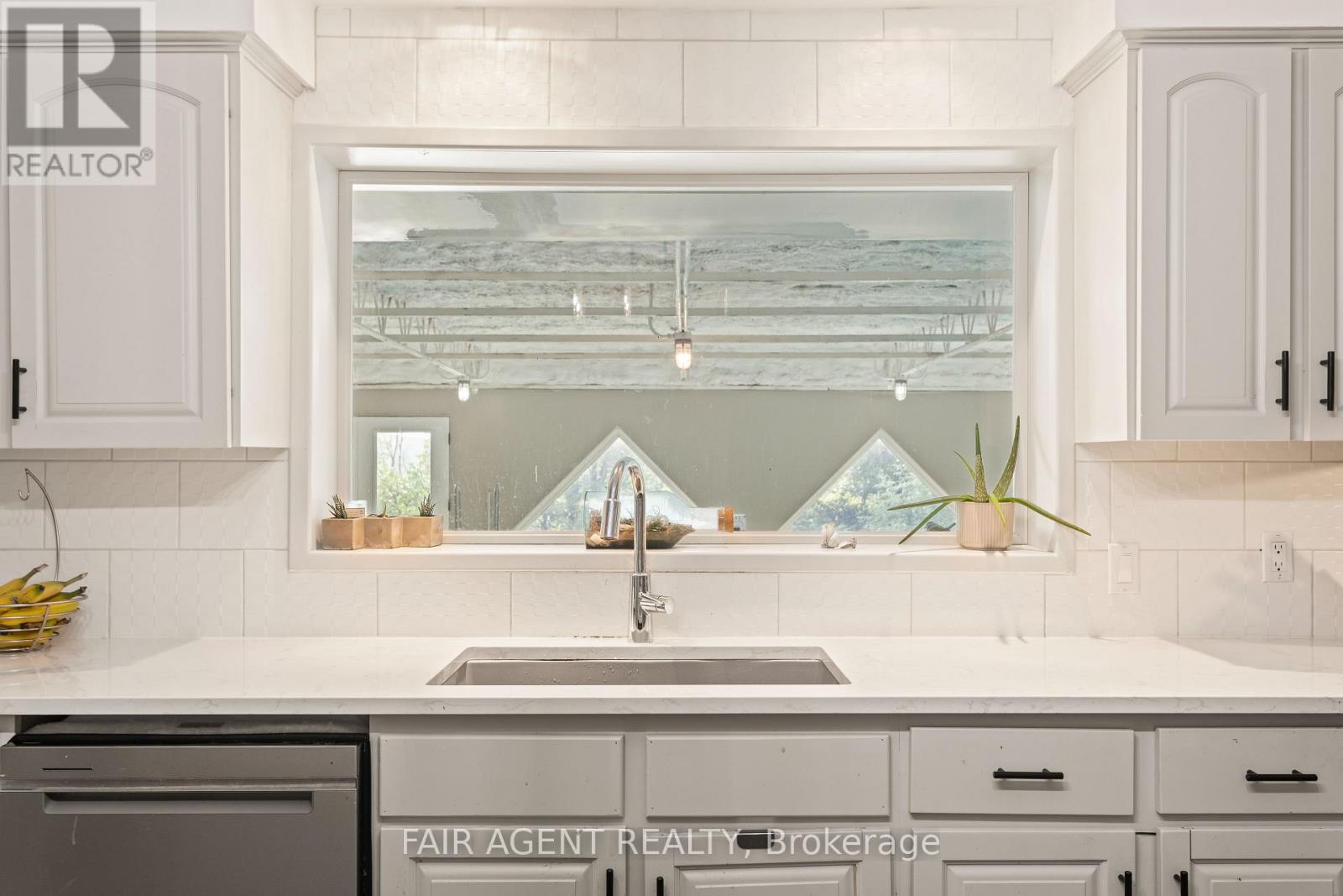 4484 Ausable Drive, North Middlesex, Ontario  N0M 1A0 - Photo 18 - X13043356