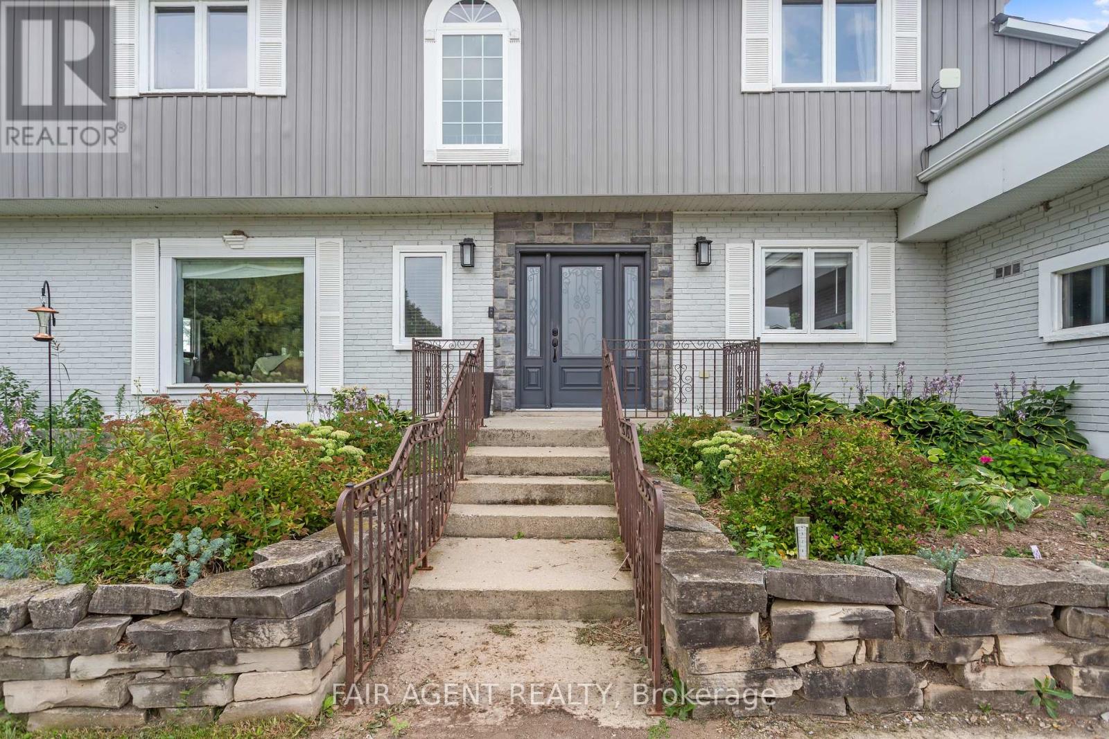 4484 Ausable Drive, North Middlesex, Ontario  N0M 1A0 - Photo 4 - X13043356