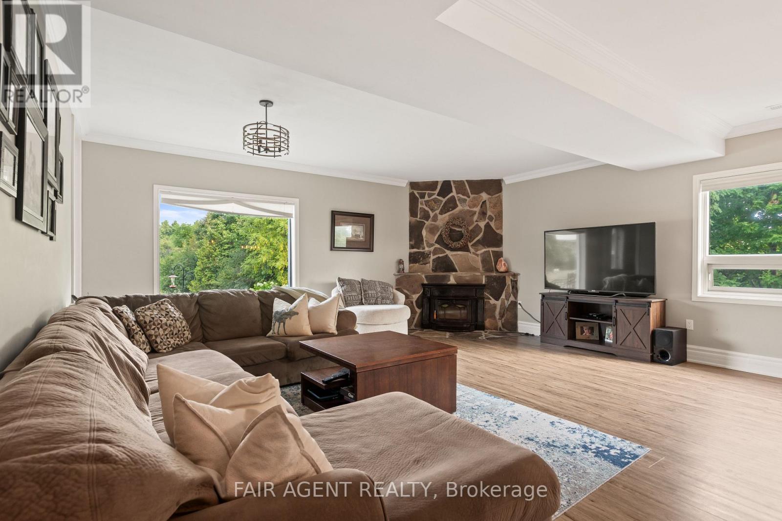 4484 Ausable Drive, North Middlesex, Ontario  N0M 1A0 - Photo 9 - X13043356