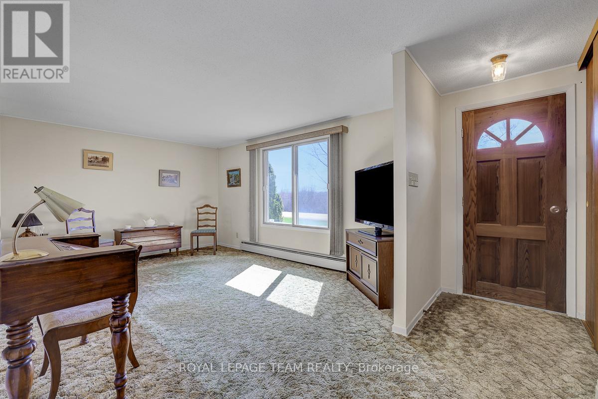 5523 Mitch Owens Road, Ottawa, Ontario  K1X 1C2 - Photo 3 - X13043410