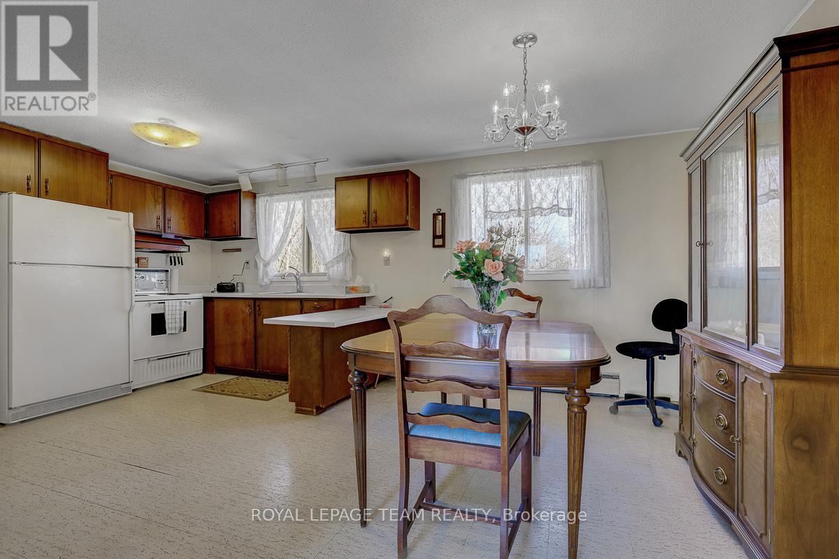 5523 Mitch Owens Road, Ottawa, Ontario  K1X 1C2 - Photo 6 - X13043410