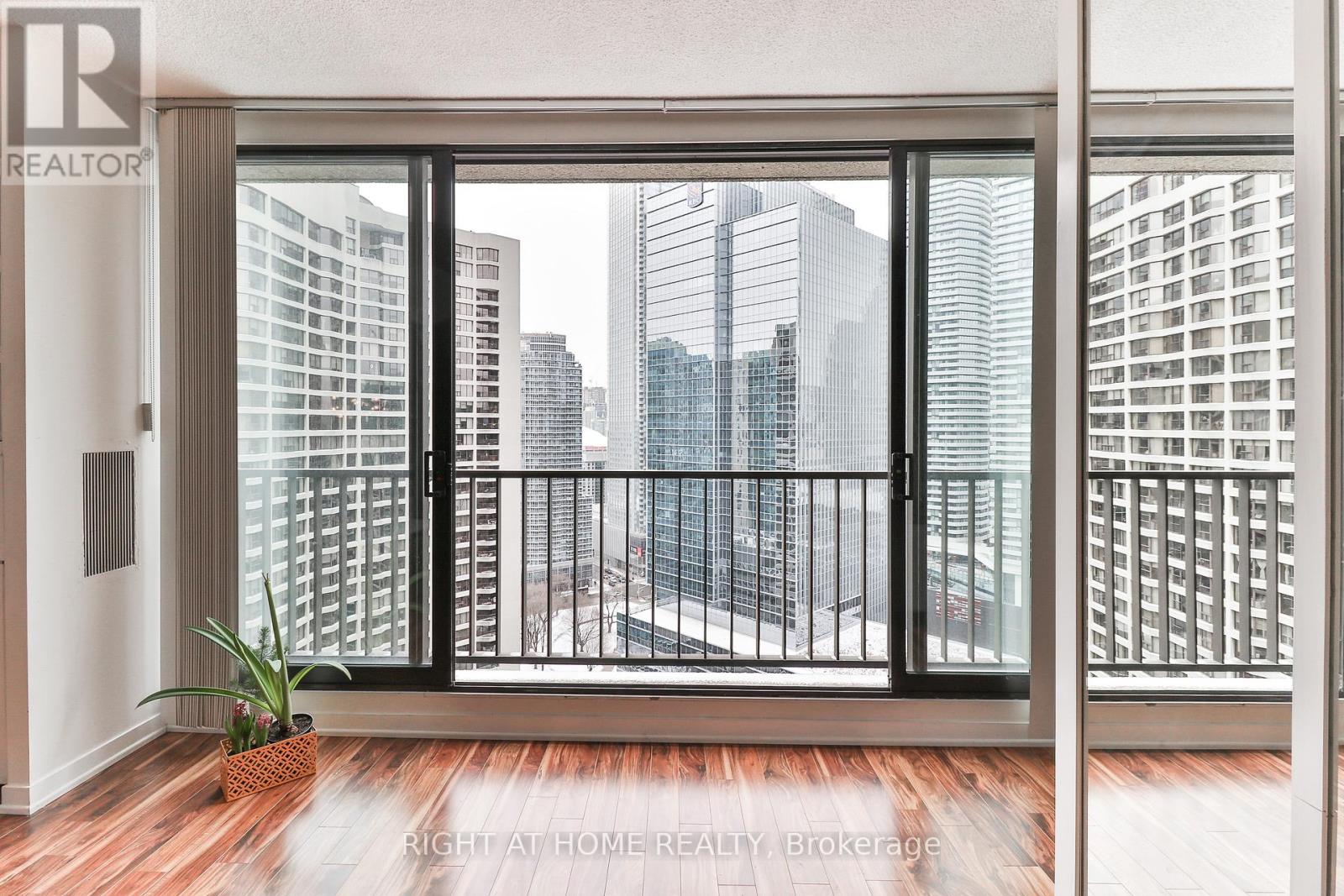 2815 - 33 Harbour Square, Toronto, Ontario  M5J 2G2 - Photo 4 - C13043388