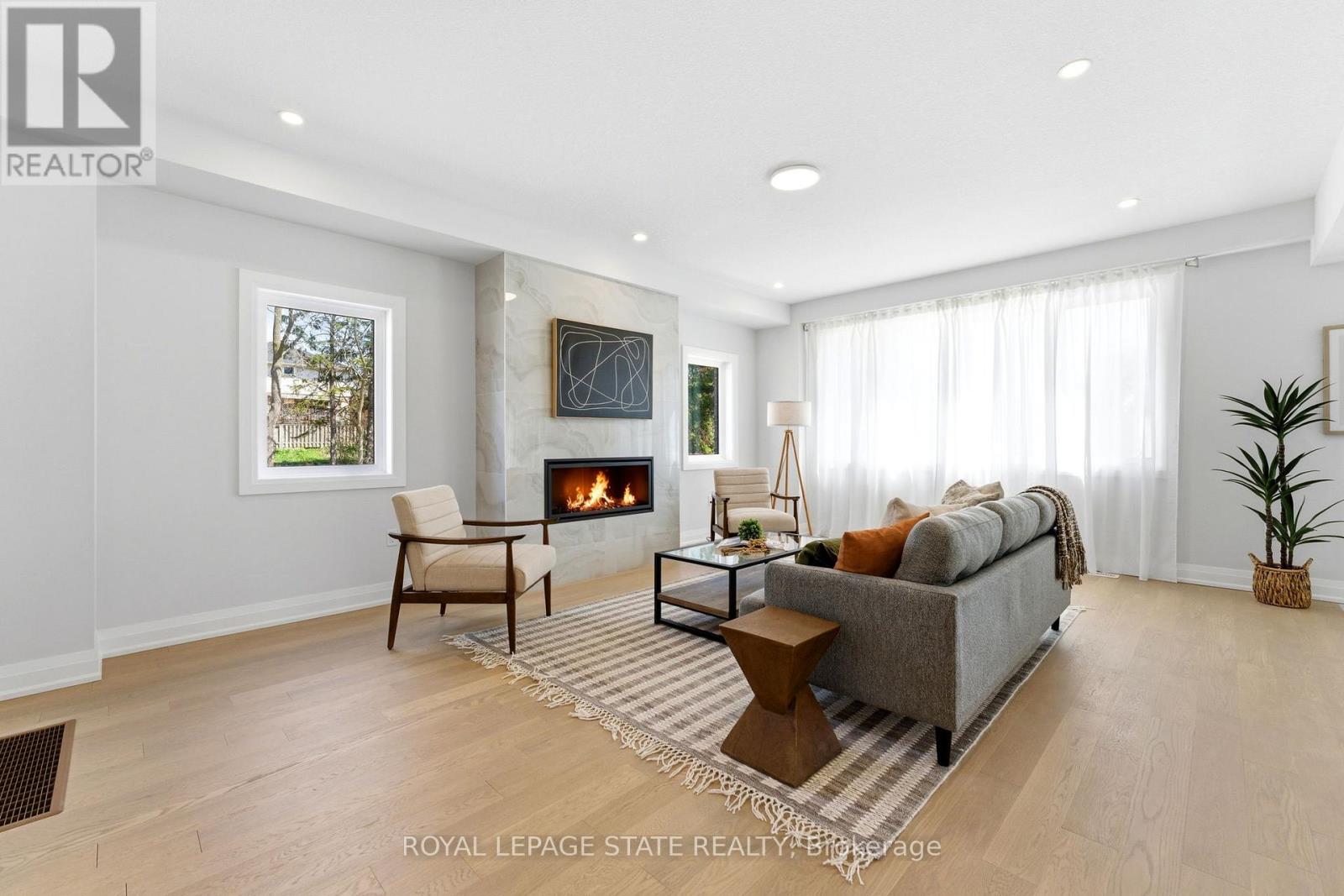 23 Woodvalley Court, Hamilton, Ontario  L9B 2S7 - Photo 2 - X13043310