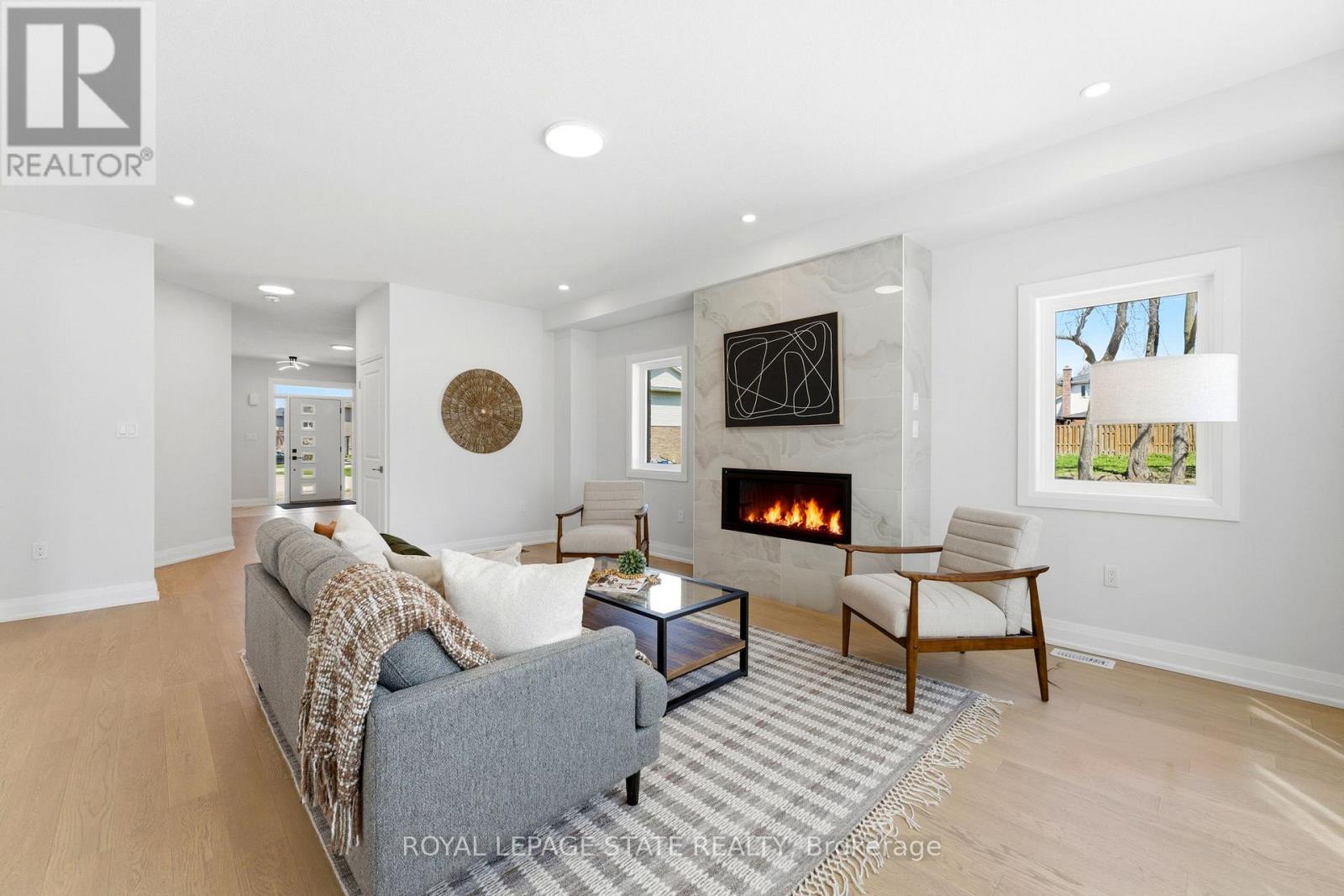 23 Woodvalley Court, Hamilton, Ontario  L9B 2S7 - Photo 3 - X13043310