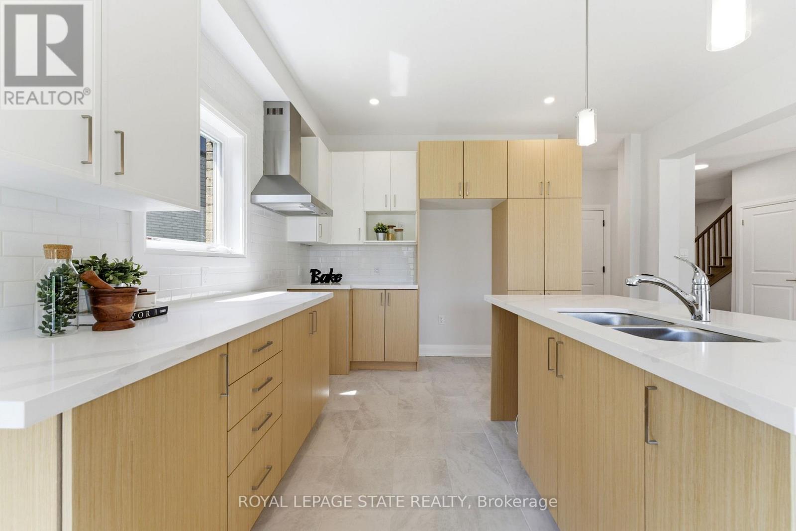 23 Woodvalley Court, Hamilton, Ontario  L9B 2S7 - Photo 8 - X13043310