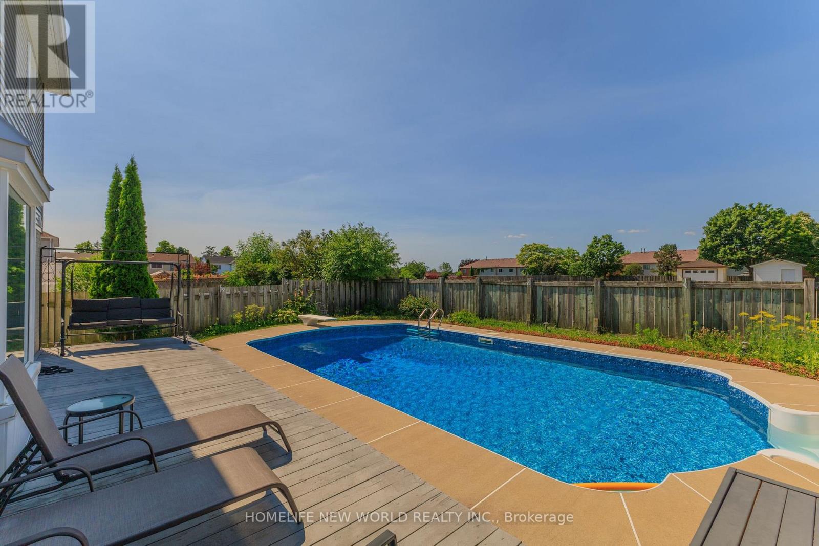 10 HOLDEN COURT, Whitby, Ontario