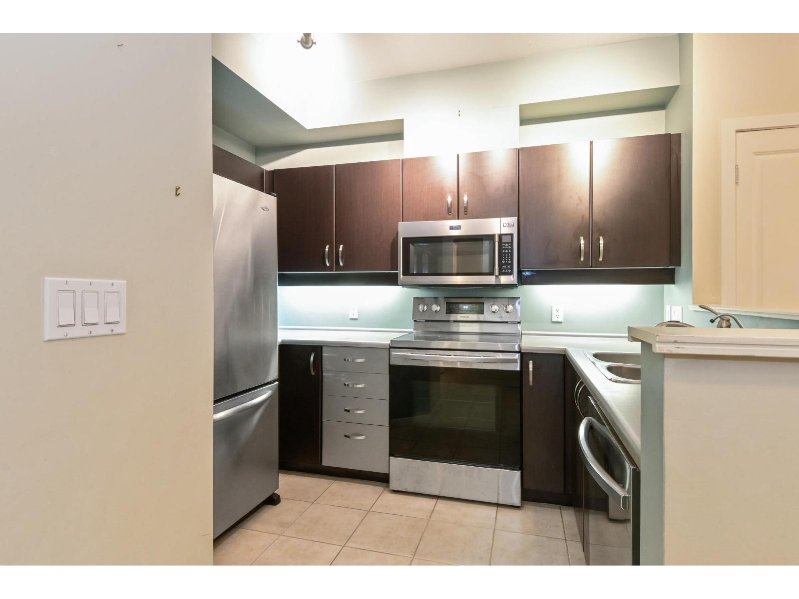 105 10866 City Parkway, Surrey, British Columbia  V3T 5W9 - Photo 8 - R3115682