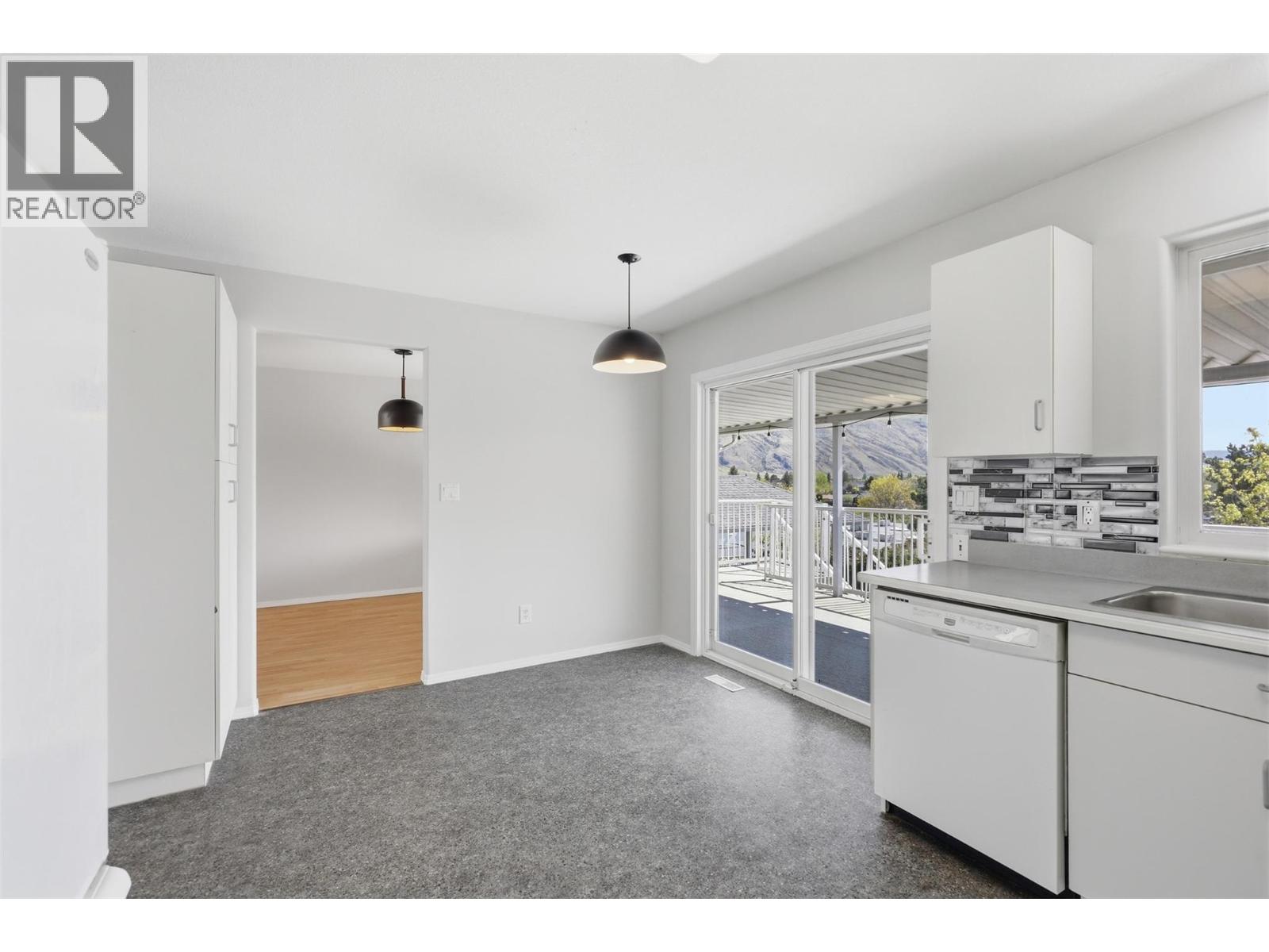 983 Bebek Road, Kamloops, British Columbia  V2B 2P2 - Photo 11 - 10384509