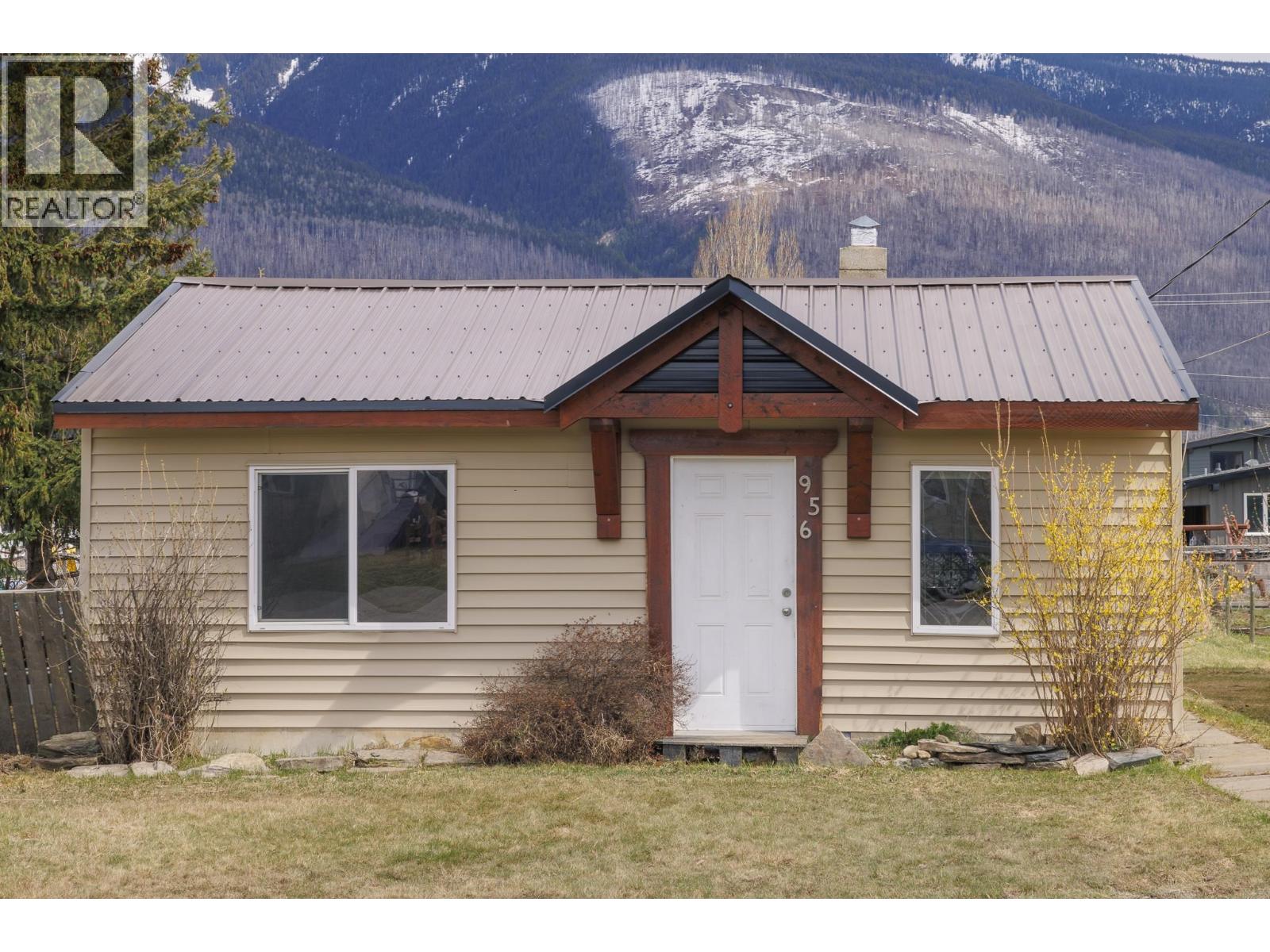 956 4th Avenue, Mcbride, British Columbia  V0J 2E0 - Photo 2 - R3115714