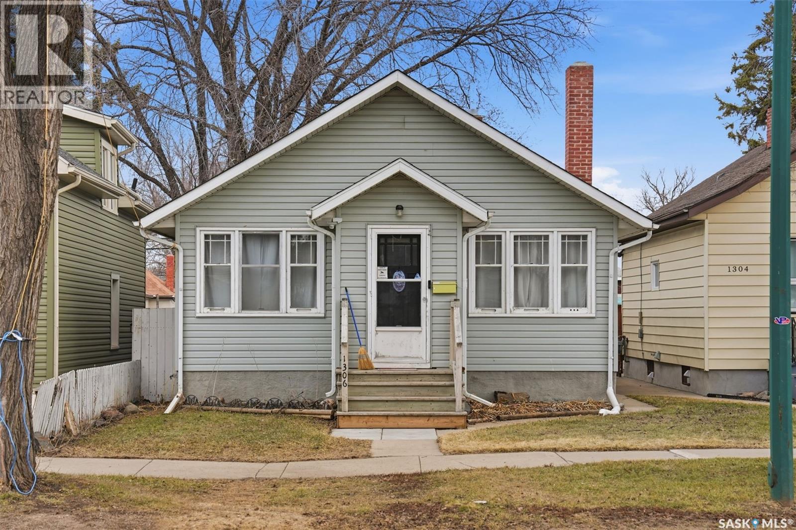 1306 C Avenue N, Saskatoon, Saskatchewan  S7L 1K8 - Photo 1 - SK033917