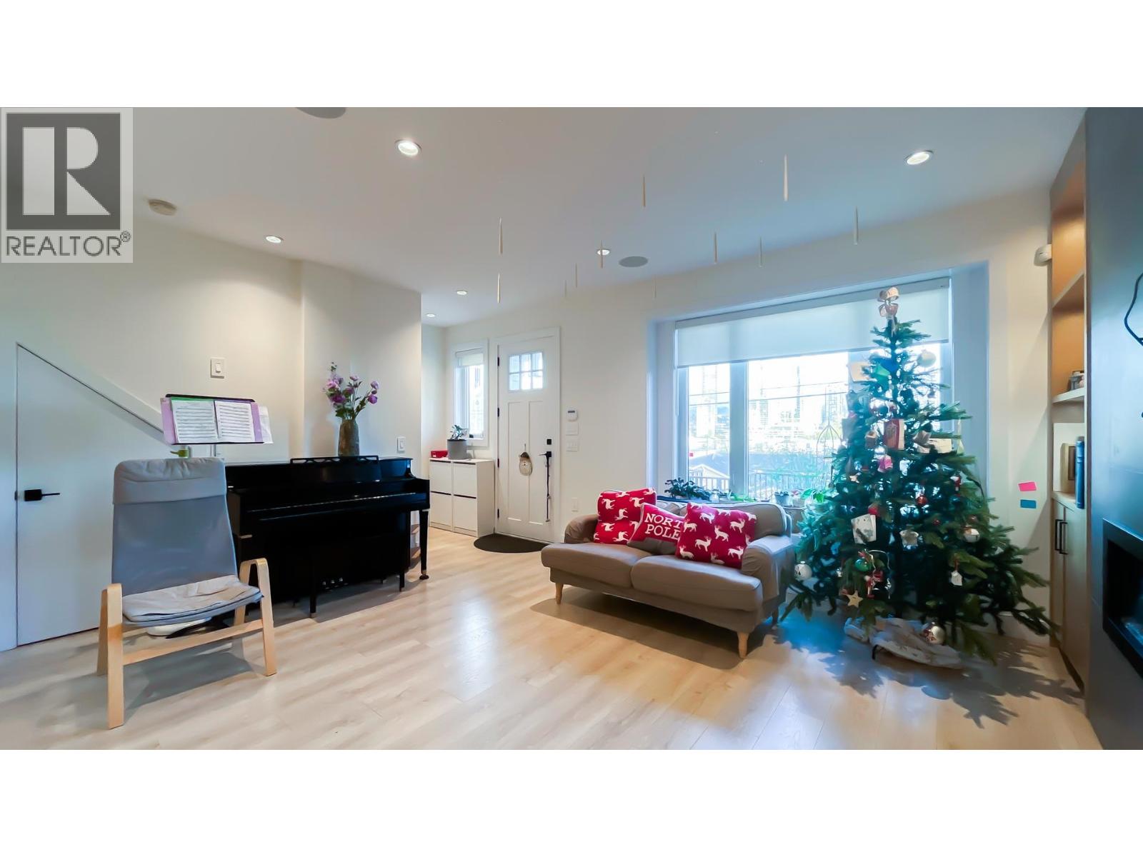 5086 Manor Street, Burnaby, British Columbia  V5G 1B5 - Photo 3 - R3115719