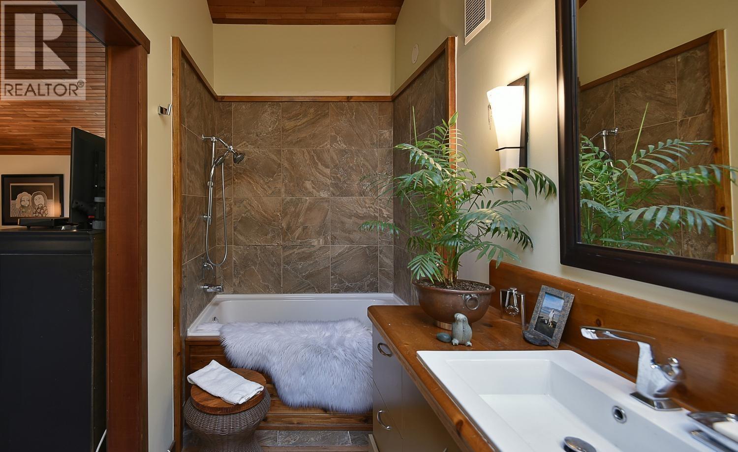 4865 Bowsprit Drive, Madeira Park, British Columbia  V0N 2H1 - Photo 22 - R3115725