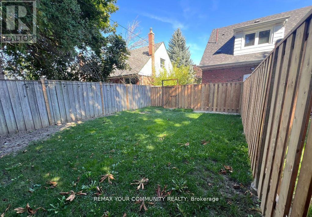 16 Robertsfield Crescent, Toronto, Ontario  M1R 2X2 - Photo 4 - E13043636