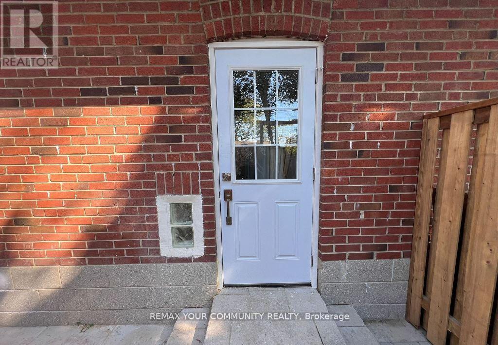 16 Robertsfield Crescent, Toronto, Ontario  M1R 2X2 - Photo 5 - E13043636