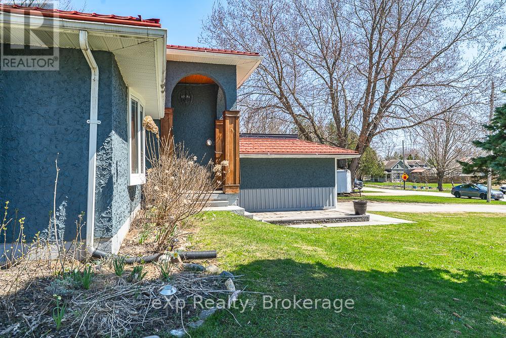 670 Joynt Street, Georgian Bluffs, Ontario  N0H 2K0 - Photo 4 - X13043646