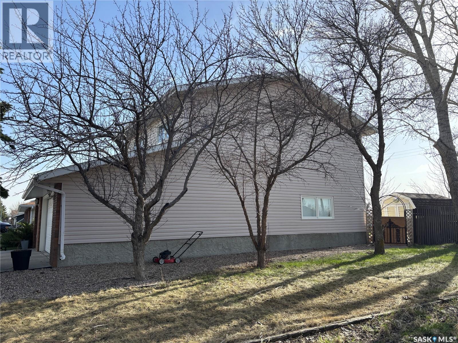 52 Harrigan Crescent, Maple Creek, Saskatchewan  S0N 1N0 - Photo 3 - SK033934