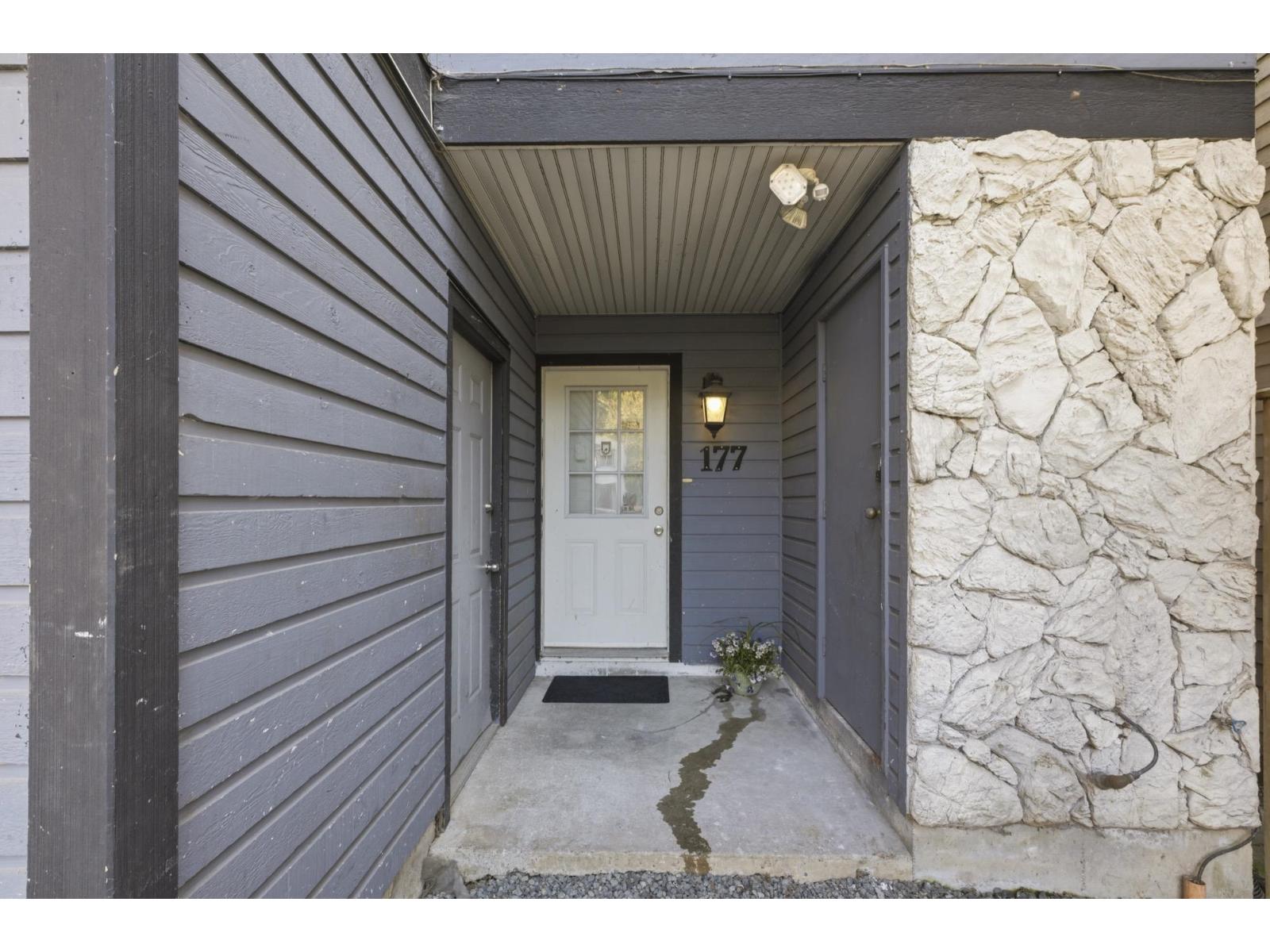 177 Springfield Drive, Langley, British Columbia  V4W 3K8 - Photo 2 - R3115445