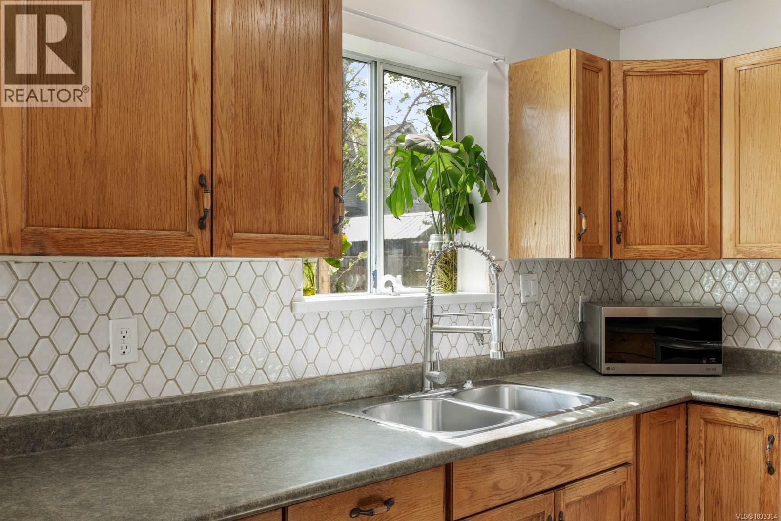 B 345 Menzies Ave, Courtenay, British Columbia  V9N 3C2 - Photo 2 - 1033364