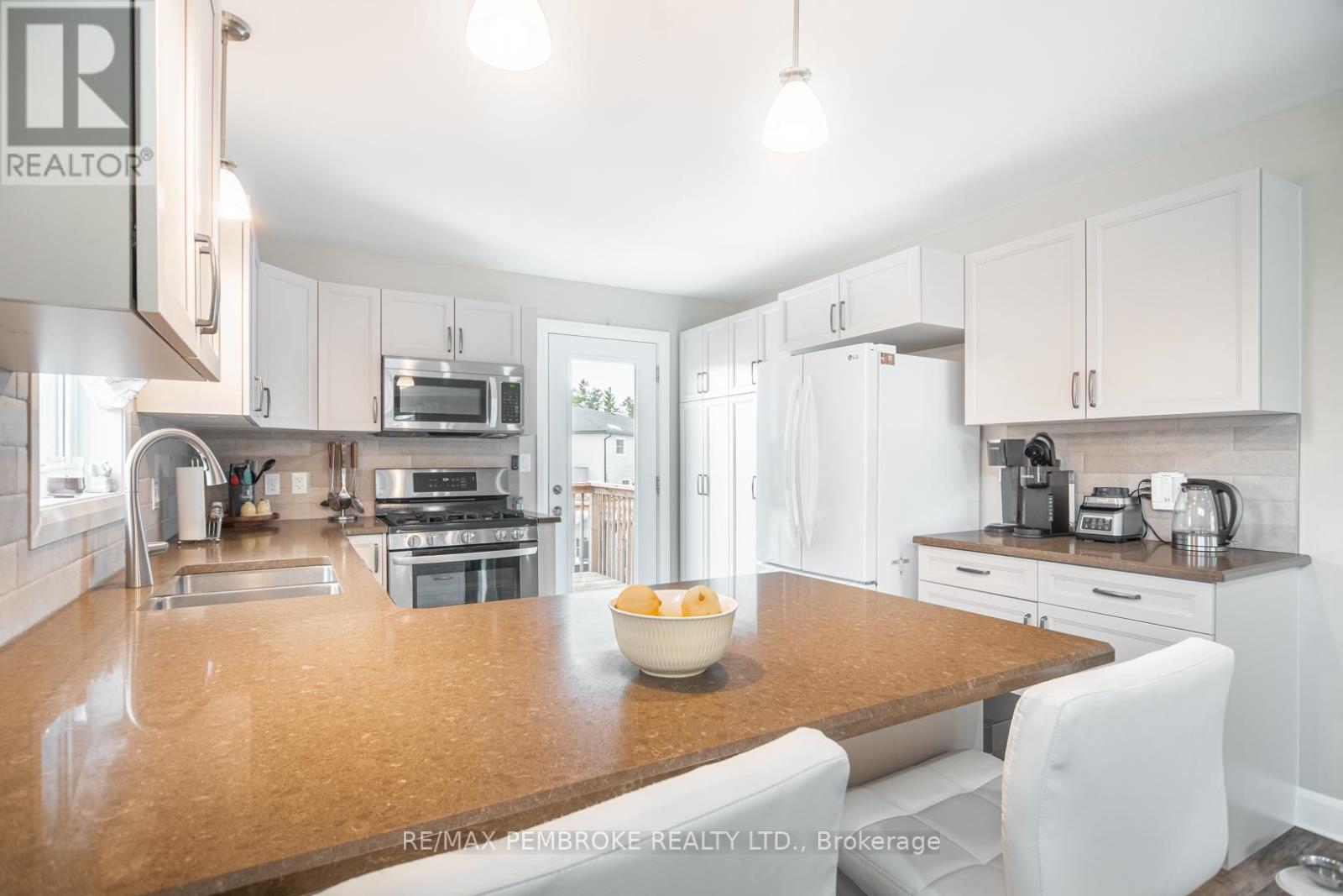 29 Terrance Drive, Petawawa, Ontario  K8H 0H3 - Photo 15 - X12986484