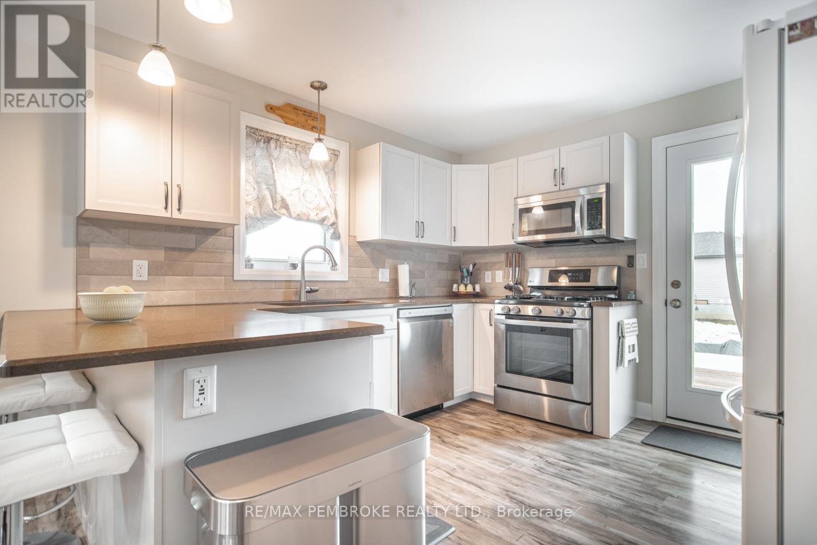 29 Terrance Drive, Petawawa, Ontario  K8H 0H3 - Photo 11 - X12986484