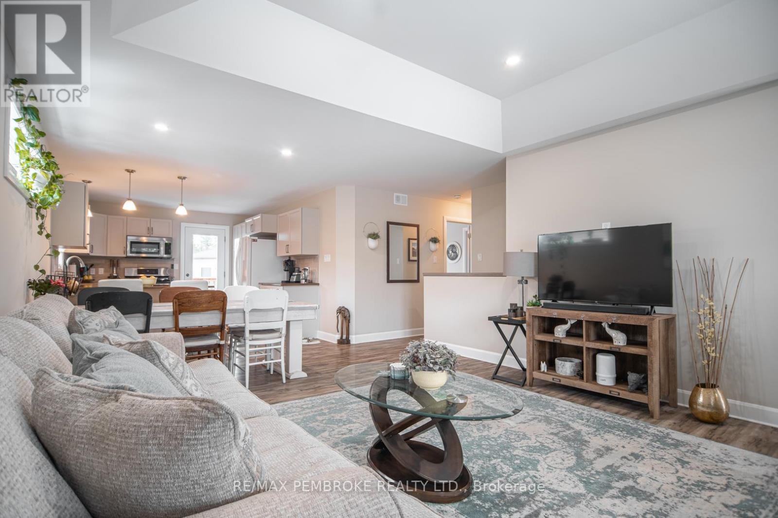 29 Terrance Drive, Petawawa, Ontario  K8H 0H3 - Photo 10 - X12986484