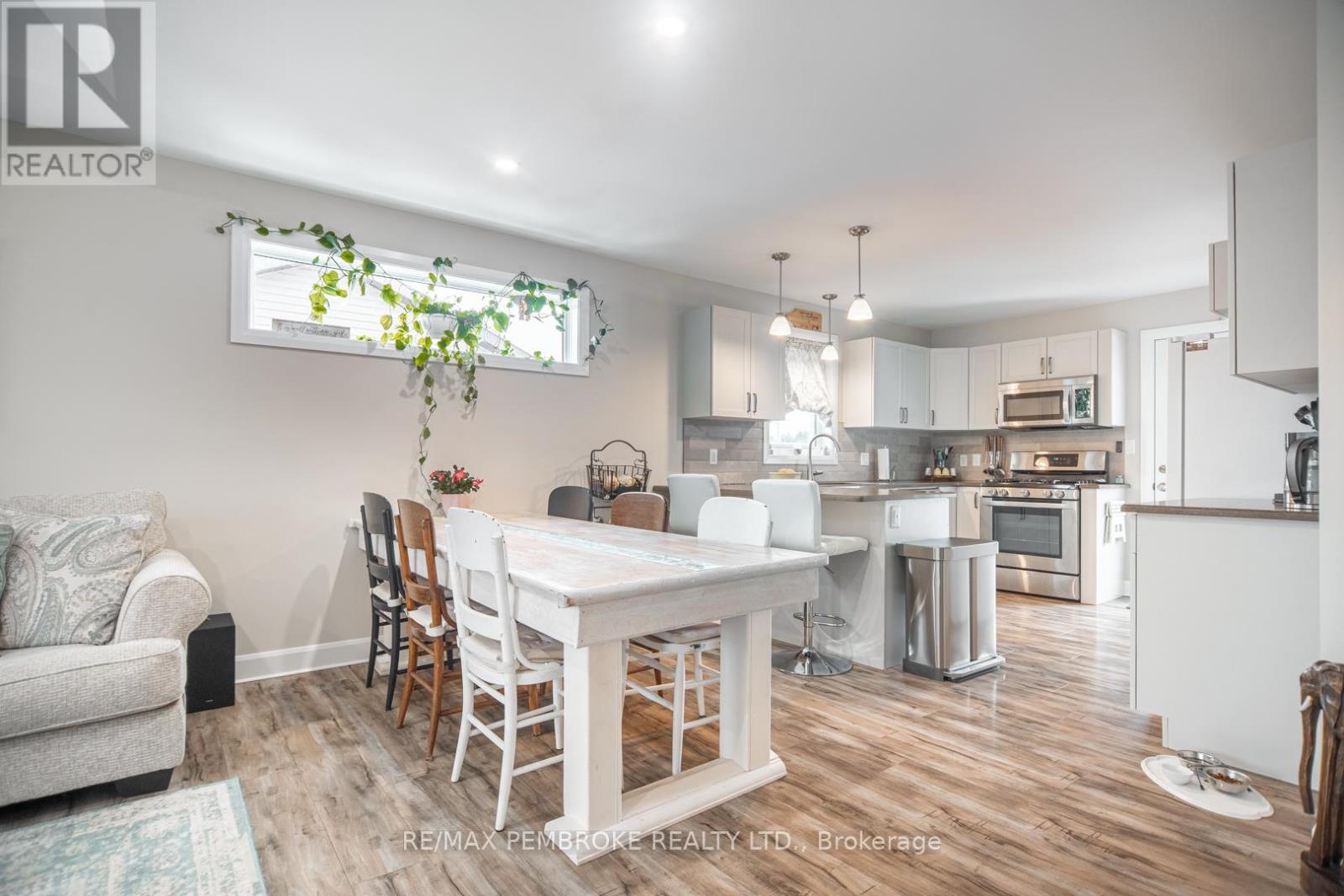 29 Terrance Drive, Petawawa, Ontario  K8H 0H3 - Photo 14 - X12986484