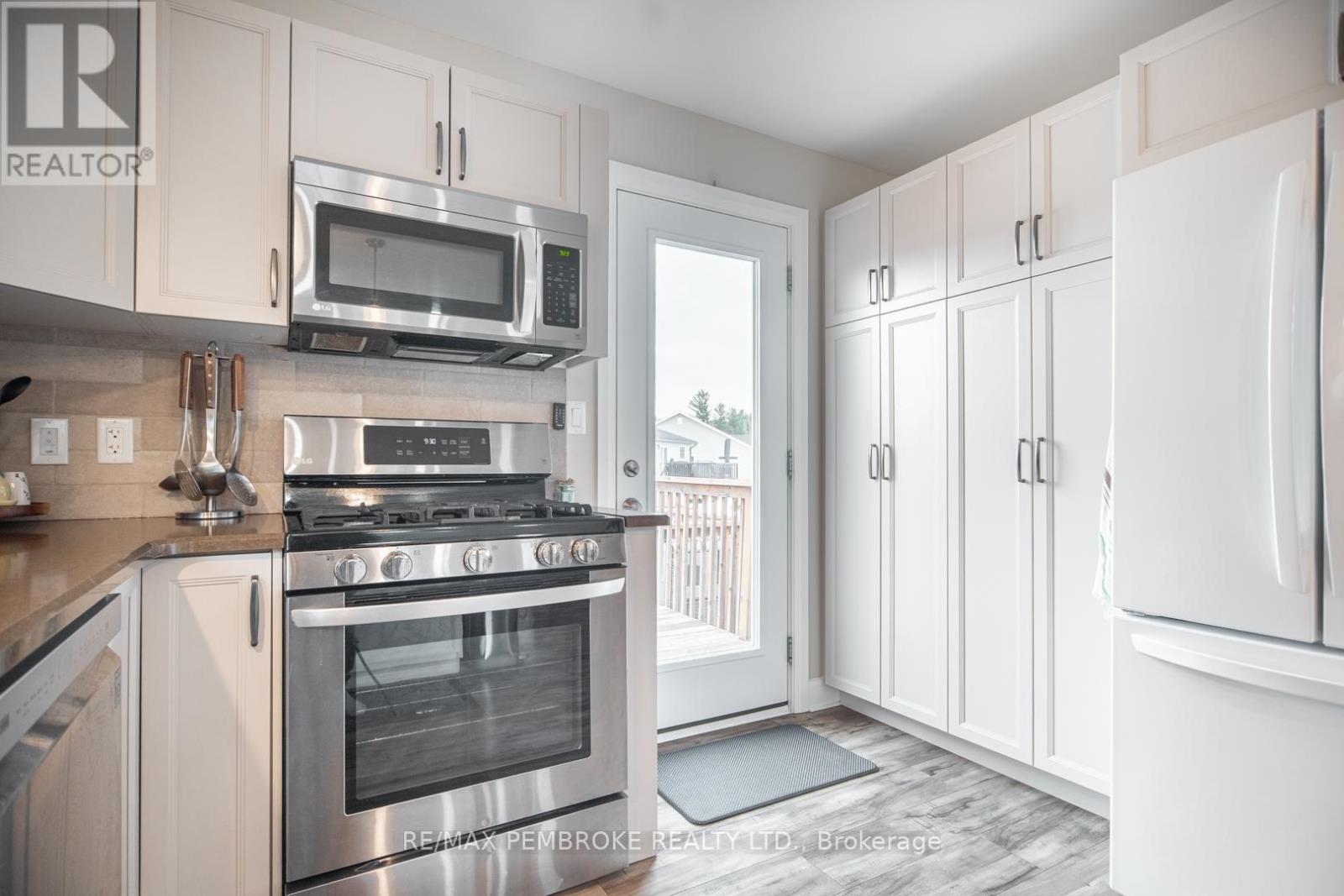 29 Terrance Drive, Petawawa, Ontario  K8H 0H3 - Photo 13 - X12986484