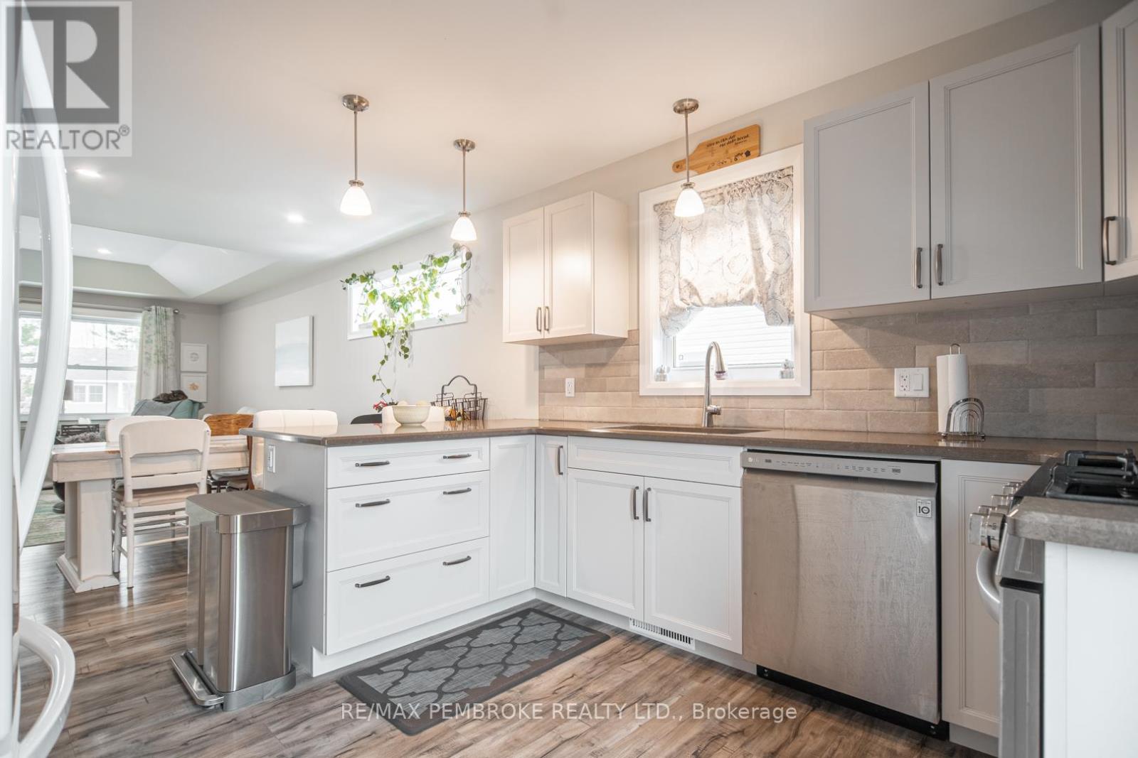 29 Terrance Drive, Petawawa, Ontario  K8H 0H3 - Photo 12 - X12986484