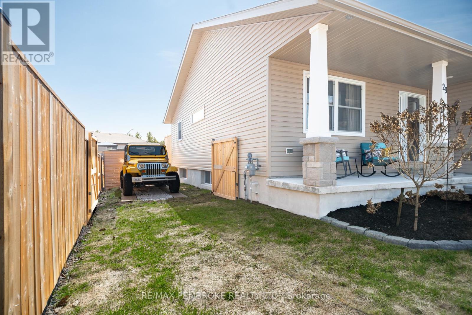 29 Terrance Drive, Petawawa, Ontario  K8H 0H3 - Photo 2 - X12986484