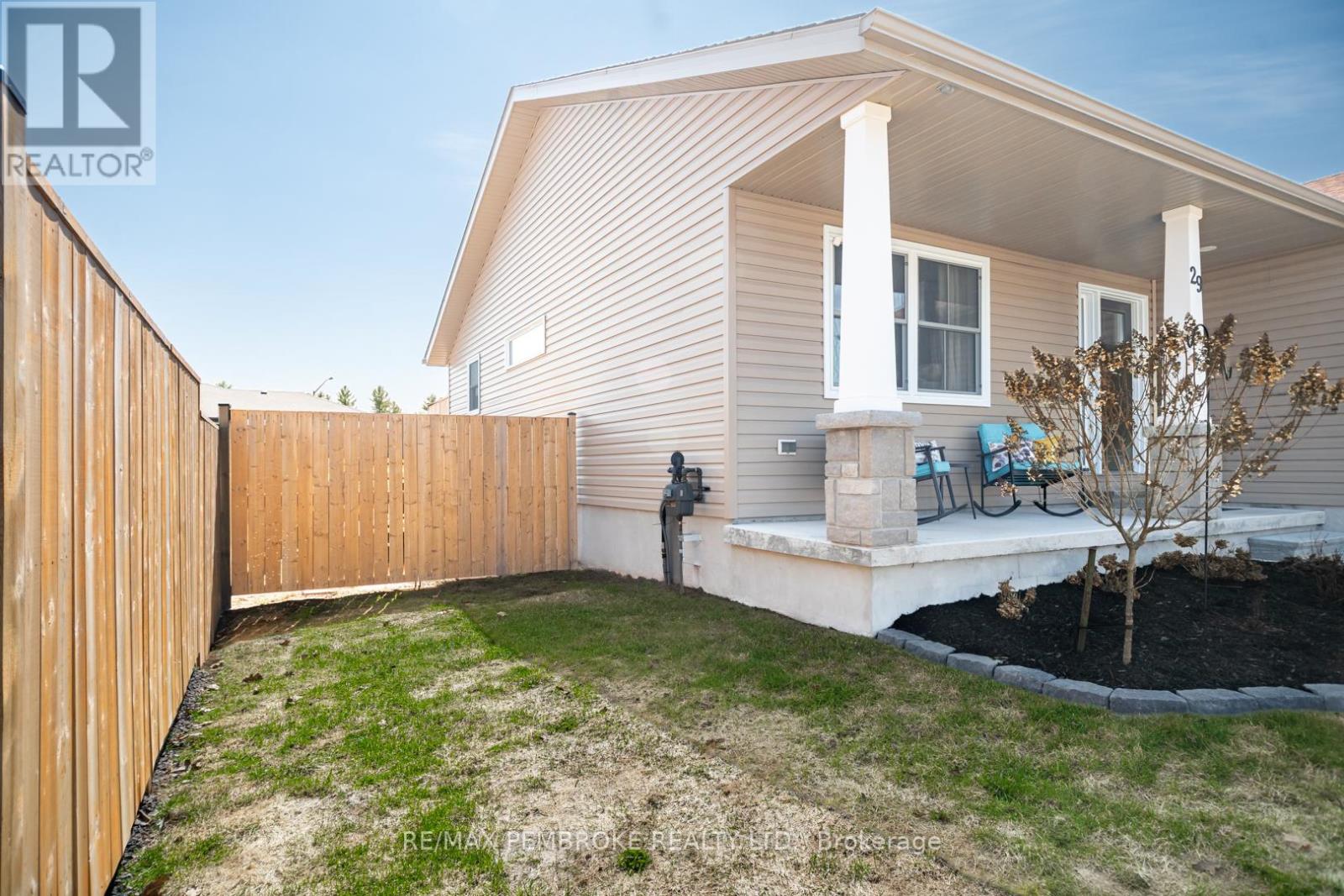 29 Terrance Drive, Petawawa, Ontario  K8H 0H3 - Photo 3 - X12986484