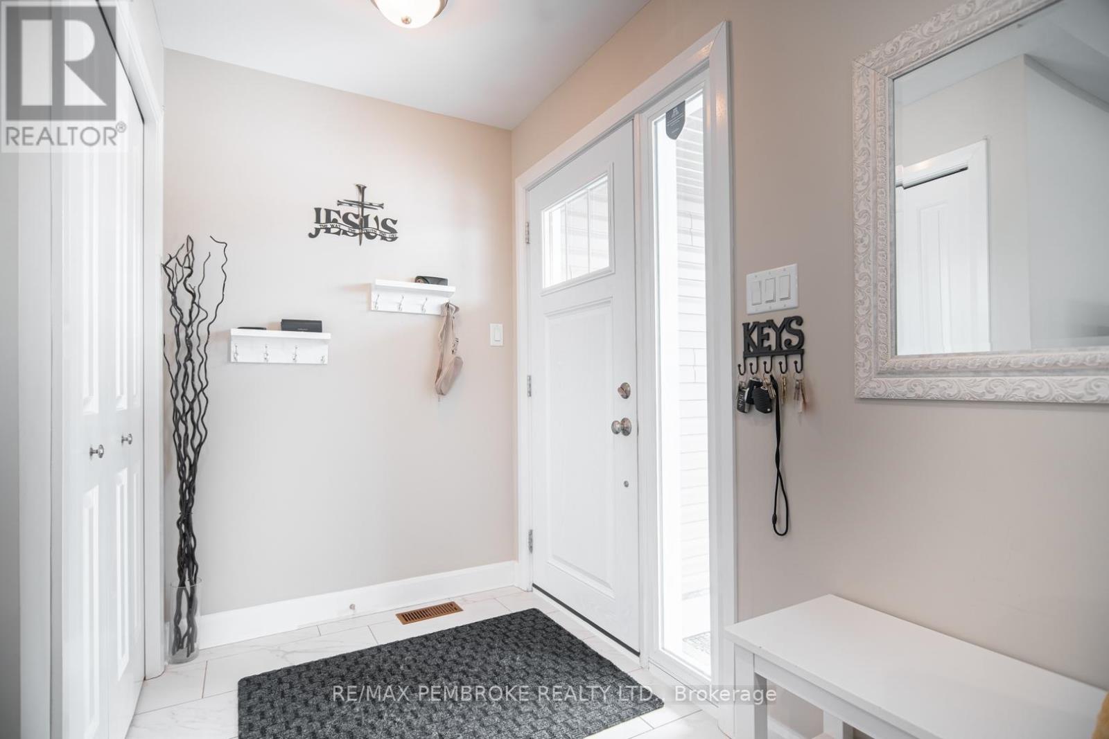 29 Terrance Drive, Petawawa, Ontario  K8H 0H3 - Photo 6 - X12986484