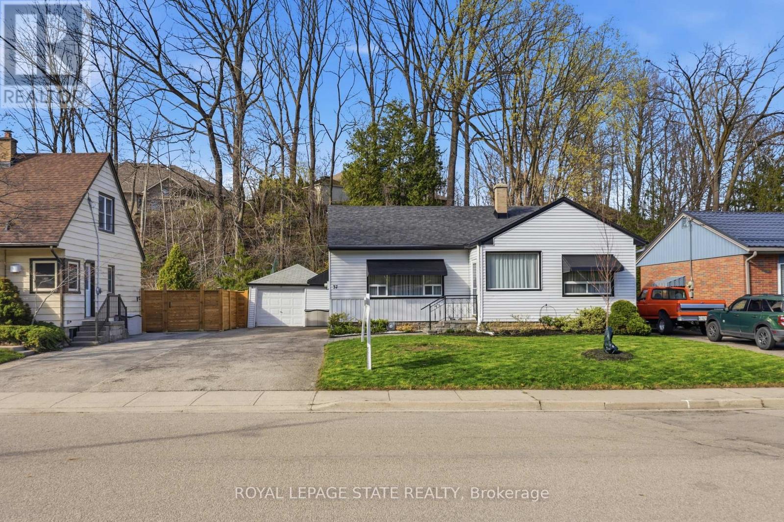 37 CENTRAL PARK AVENUE, Hamilton, Ontario