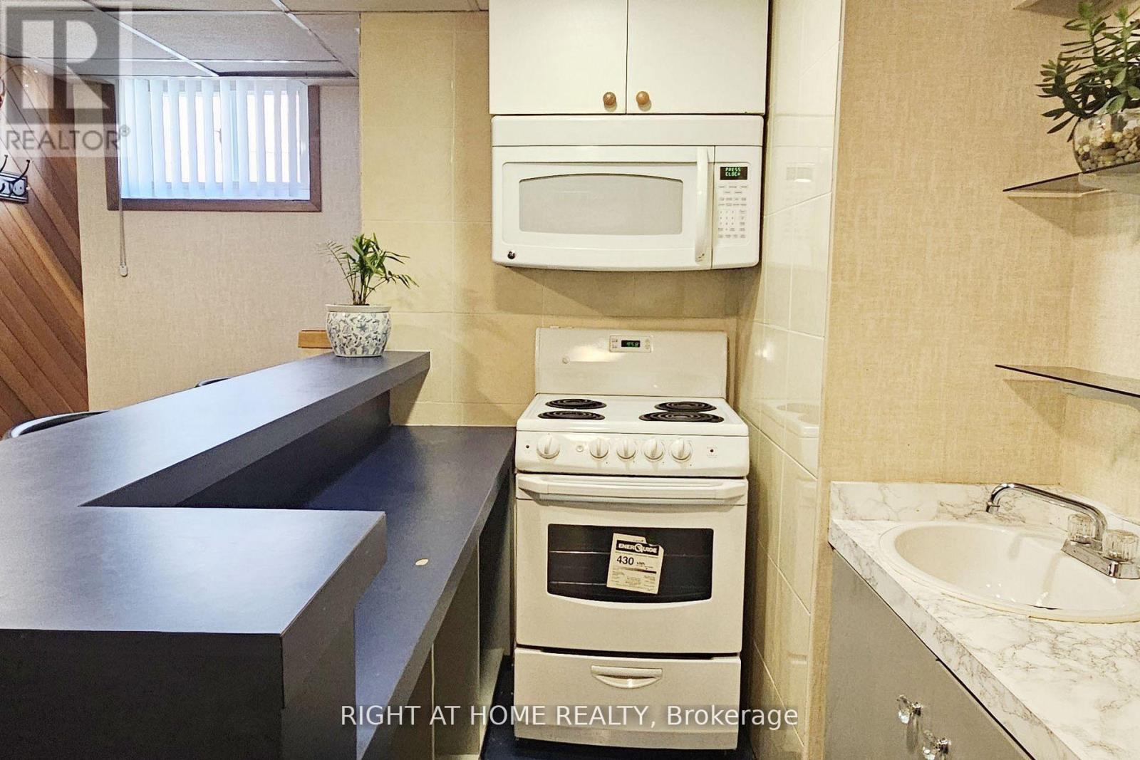 Lower - 58 Caines Avenue, Toronto, Ontario  M2R 2L3 - Photo 7 - C13043754