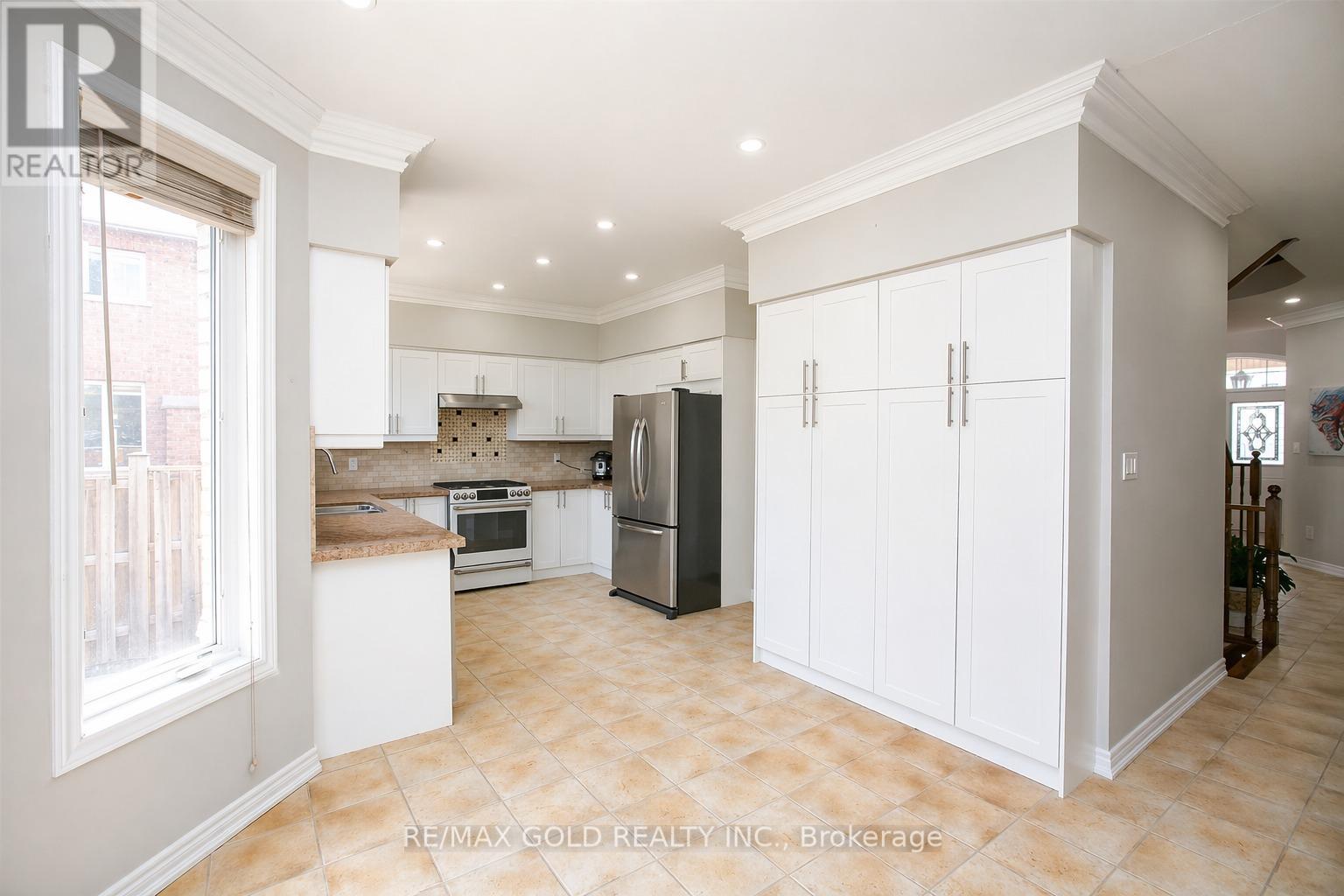 26 Hellyer Avenue, Brampton, Ontario  L6Y 0M3 - Photo 9 - W12958634