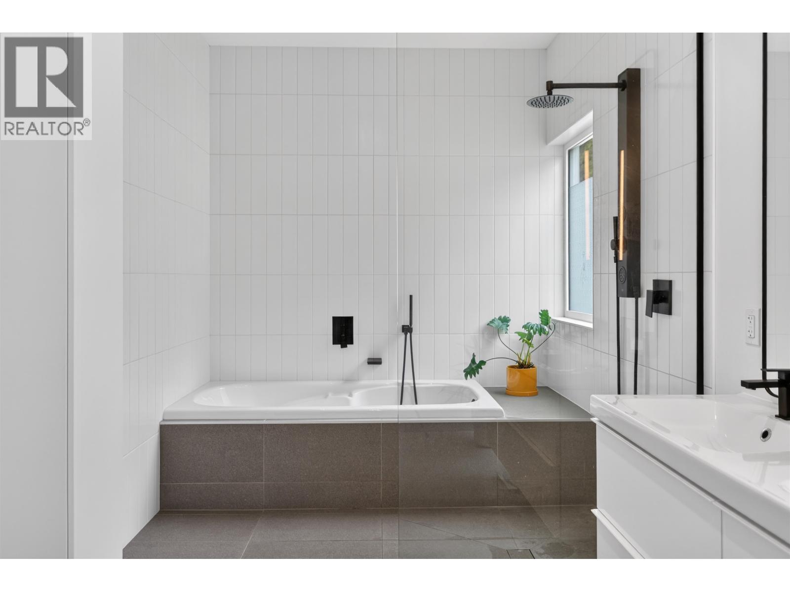 3477 Spruce Road, Roberts Creek, British Columbia  V0N 2W2 - Photo 19 - R3115776