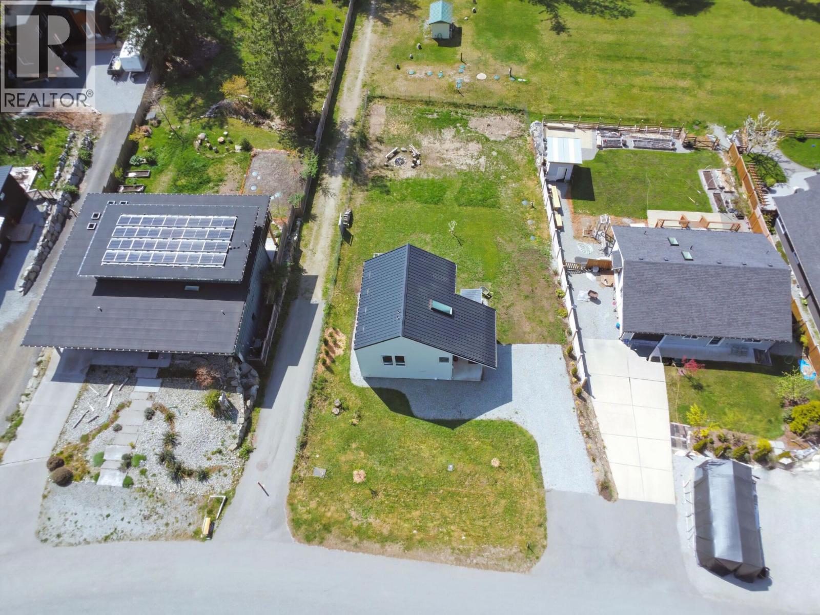 3477 Spruce Road, Roberts Creek, British Columbia  V0N 2W2 - Photo 35 - R3115776