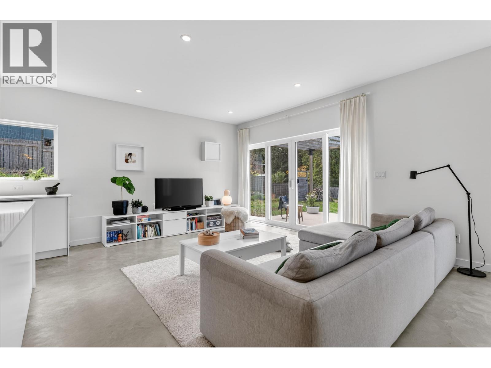 3477 Spruce Road, Roberts Creek, British Columbia  V0N 2W2 - Photo 7 - R3115776