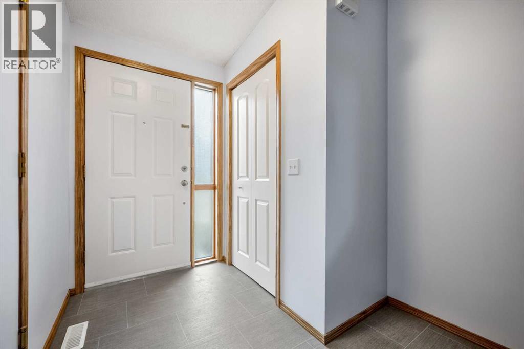 147 Somervale Park SW, Calgary, Alberta  T2Y 3J4 - Photo 5 - A2305082