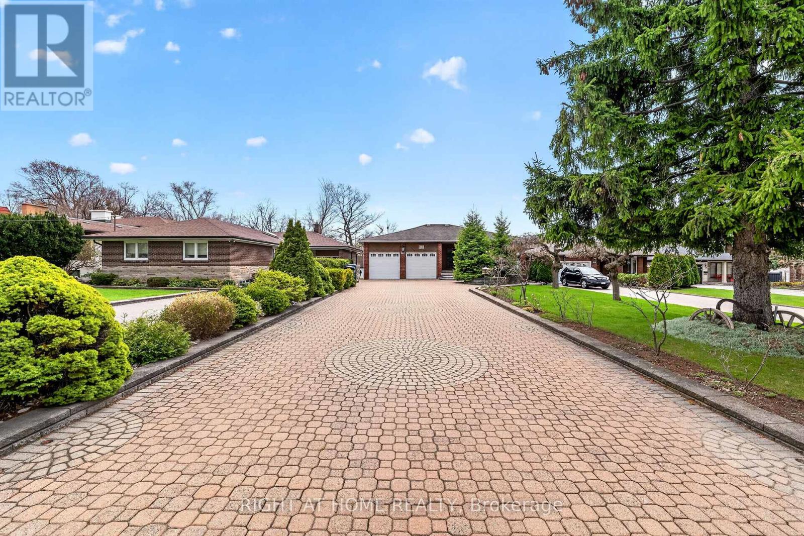 397 Maple Leaf Drive, Toronto, Ontario  M6L 1P4 - Photo 2 - W13040428