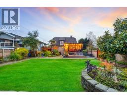 402 E 13TH STREET, North Vancouver, British Columbia