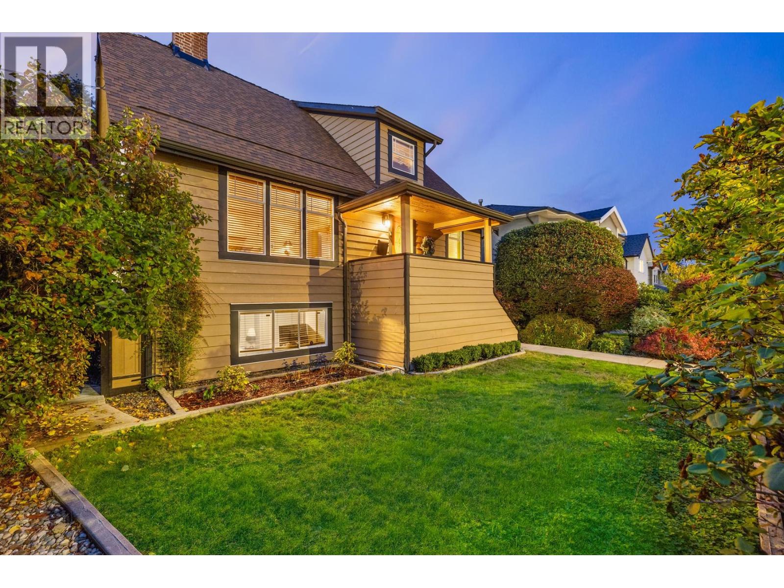 402 E 13th Street, North Vancouver, British Columbia  V7L 2M1 - Photo 2 - R3115476